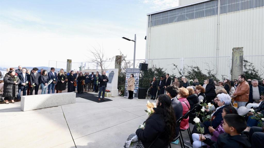 Varias personas durante el homenaje a las víctimas del naufragio del Villa de Pitanxo, en Marín