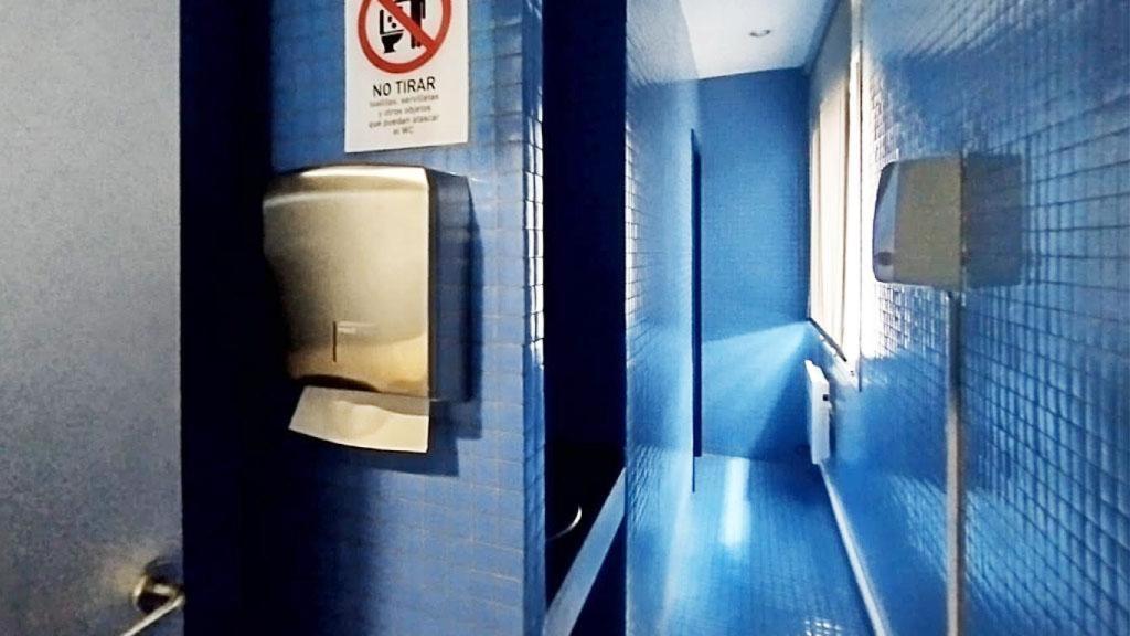 El baño de uno de los centros jóvenes donde se instalarán los dispensadores