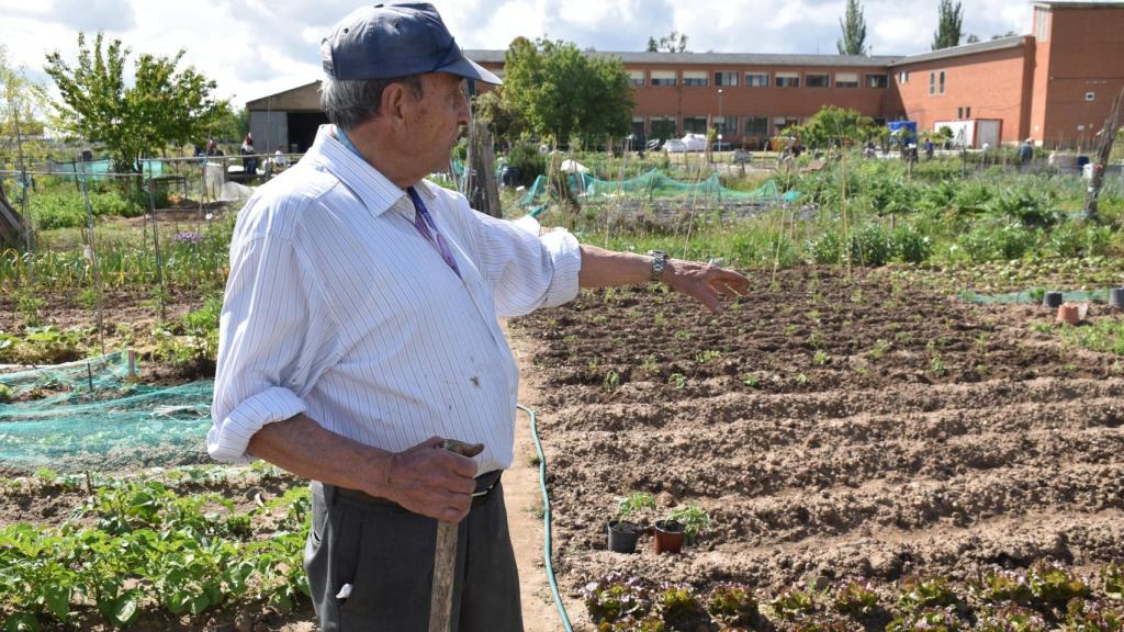 Jesús señala sus tierras en el huerto de Valladolid