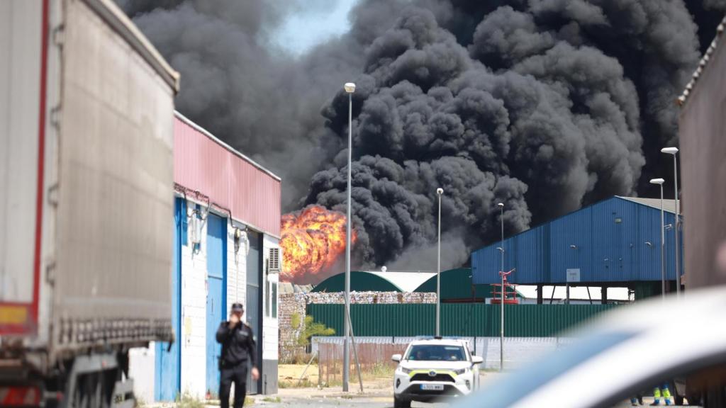 Incendio en la planta de Alcalá de Guadaíra.