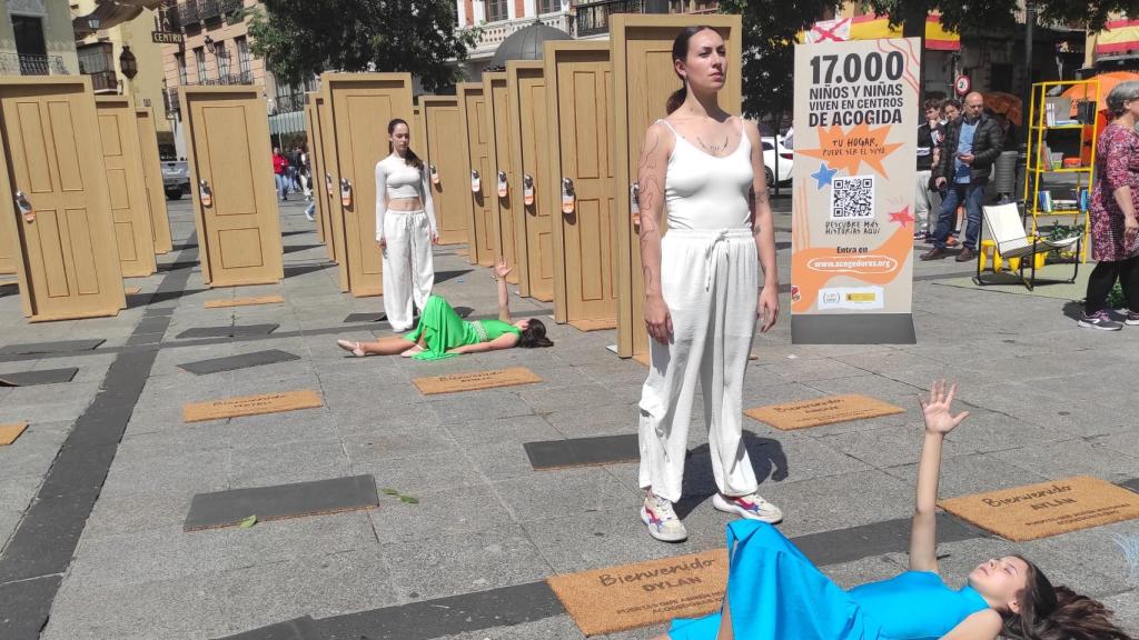 Performance en Zocodover para visibilizar el acogimiento familiar.