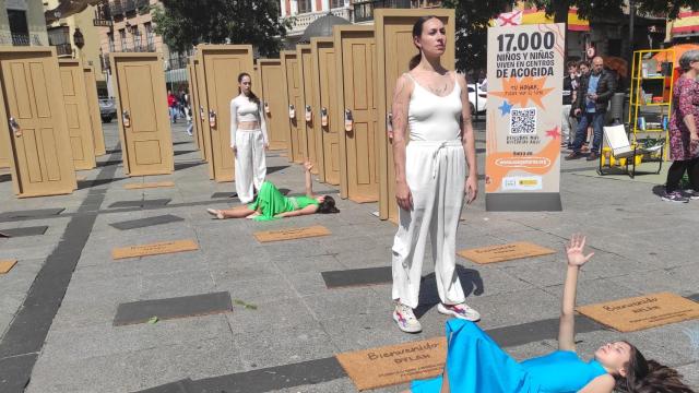 Performance en Zocodover para visibilizar el acogimiento familiar.