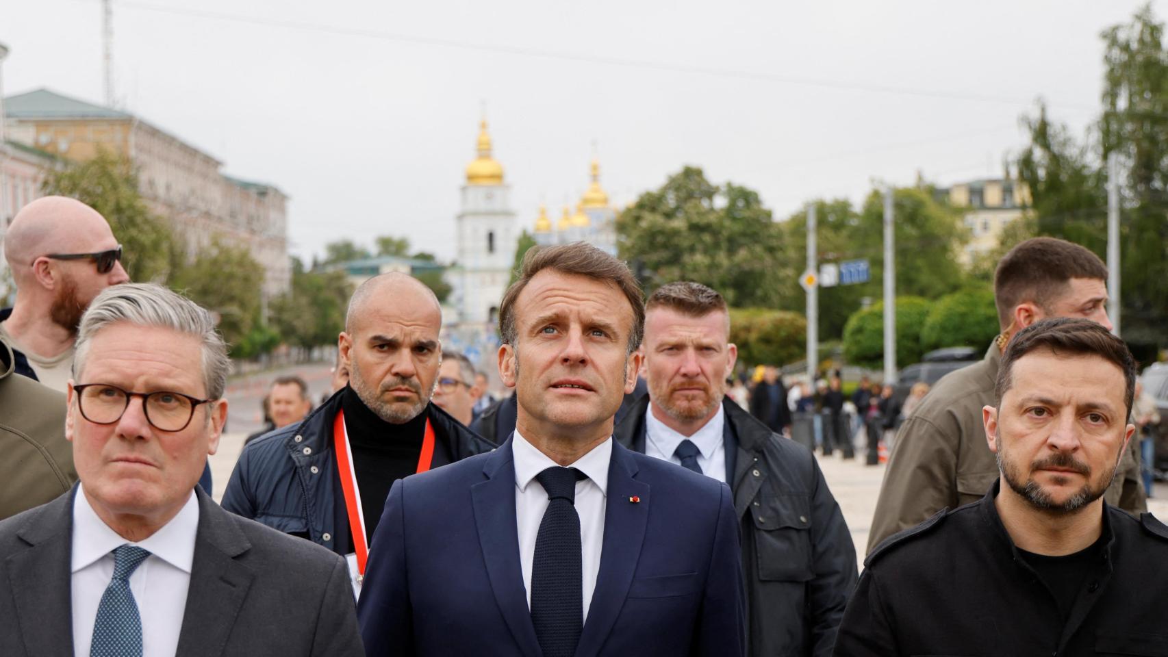 El primer ministro británico Keir Starmer, el presidente de Francia Emmanuel Macron y el presidente de Ucrania, Volodymyr Zelensky, dan un paseo cerca de las iglesias de San Miguel y Santa Cecilia, en Kiev, Ucrania, el 10 de mayo de 2025.
