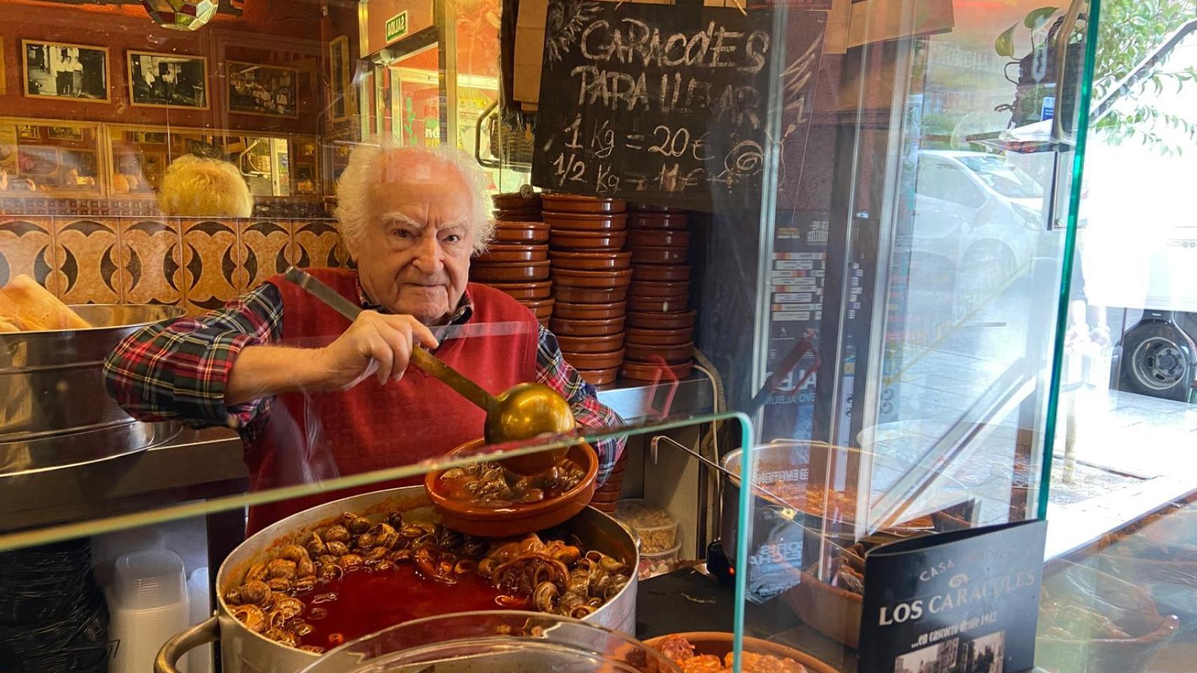 Amadeo sirviendo caracoles.