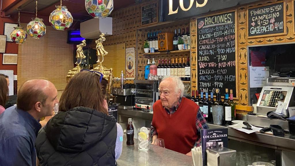 Amadeo hablando con dos clientes