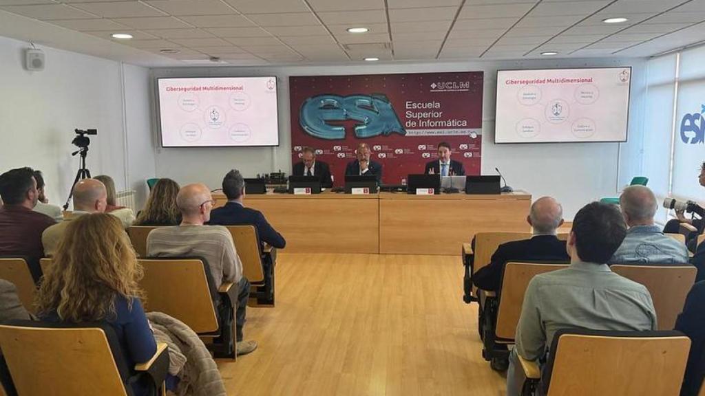 El consejero de Hacienda, Administraciones Públicas y Transformación Digital, Juan Alfonso Ruiz Molina, ha participado en la presentación  de la Cátedra de Ciberseguridad.