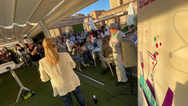 Una de las charlas de 'Pint of Science' celebrada en La Azotea de Carlos en 2024.