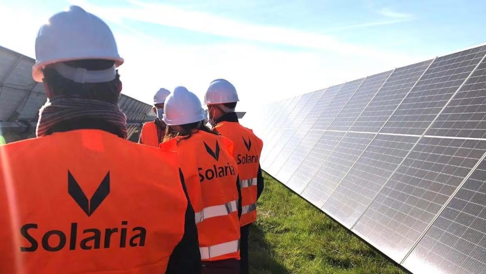Técnicos en una planta fotovoltaica de Solaria.