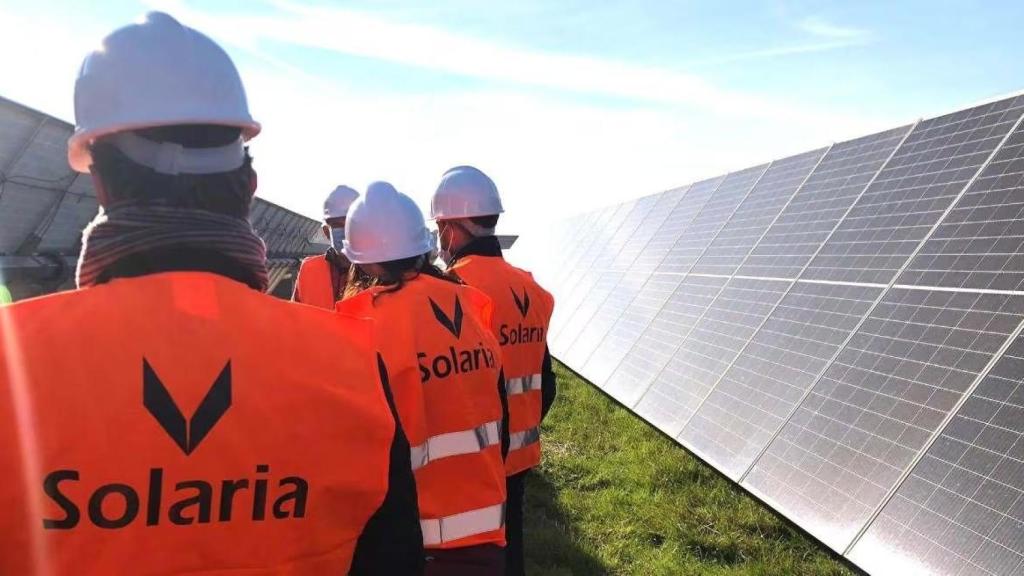 Técnicos en una planta fotovoltaica de Solaria.