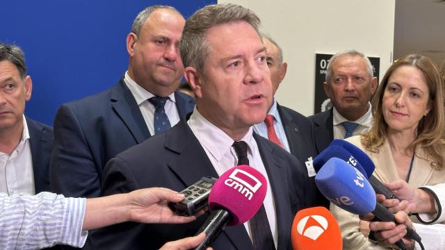 Emiliano García-Page durante su atención a los medios en Bruselas.