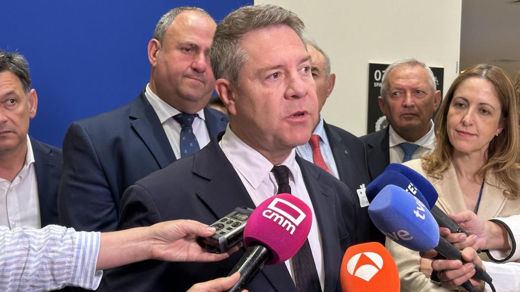 Emiliano García-Page durante su atención a los medios en Bruselas.