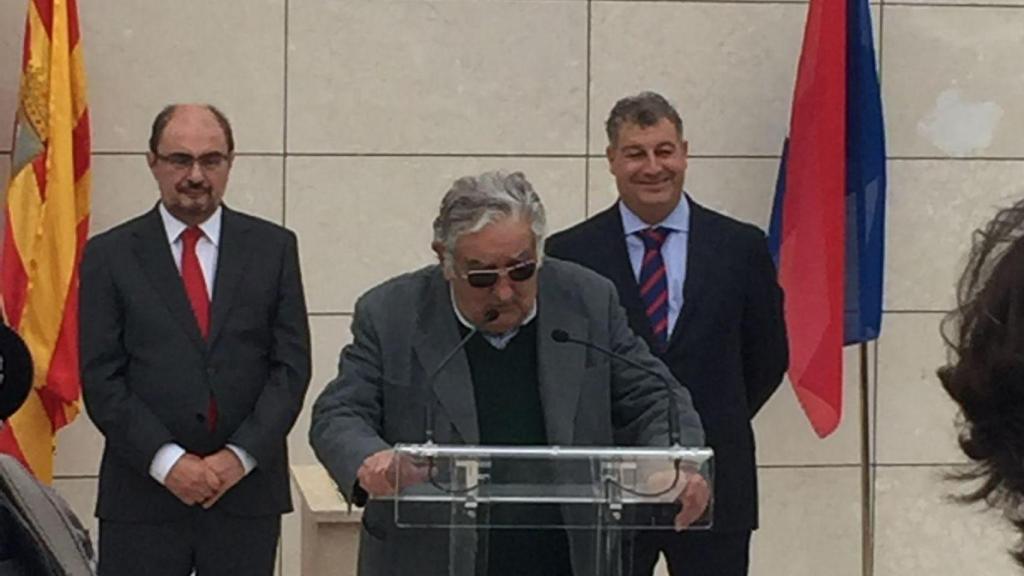 José Mujica en La Puebla de Albortón.