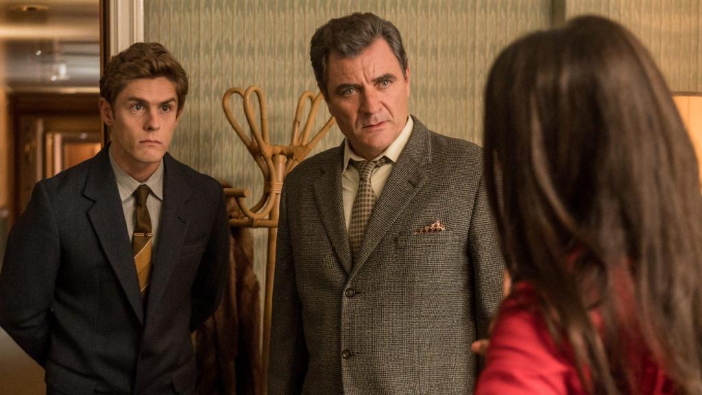 Patrick Criado, Àlex Brendemühl y Carolina Yuste en un fotograma de la serie 'La canción'.