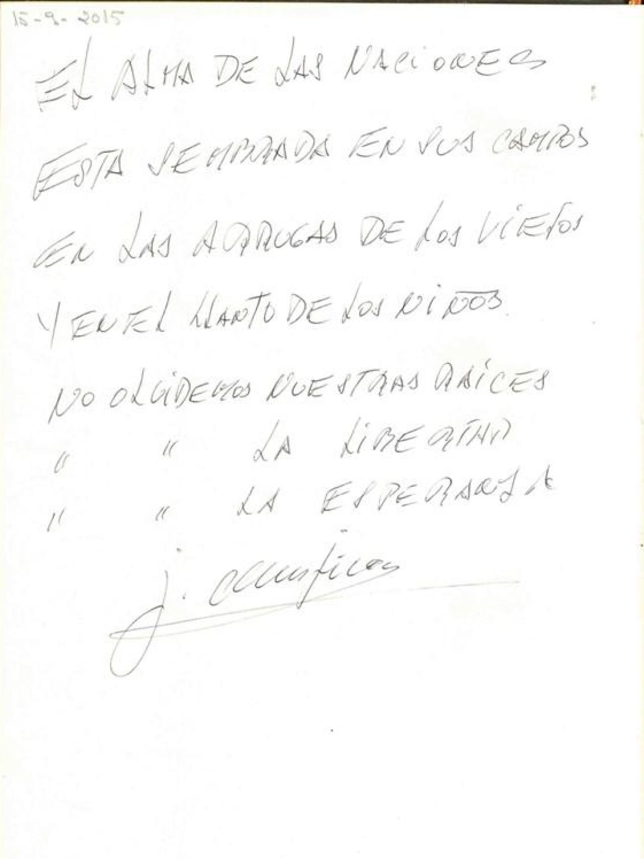 Dedicatoria de José Mujica en el libro de firmas del pueblo.