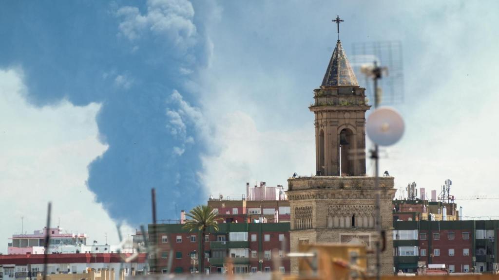 El humo del incendio, visto desde Sevilla capital.