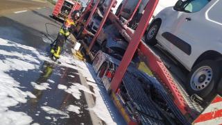Los bomberos proceden a apagar el incendio