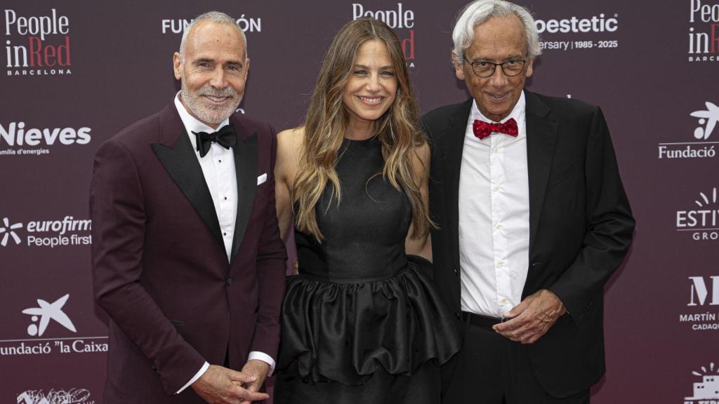 Martina Klein y su pareja, Álex, junto a Bonaventura Clotet, el pasado lunes, en Barcelona.