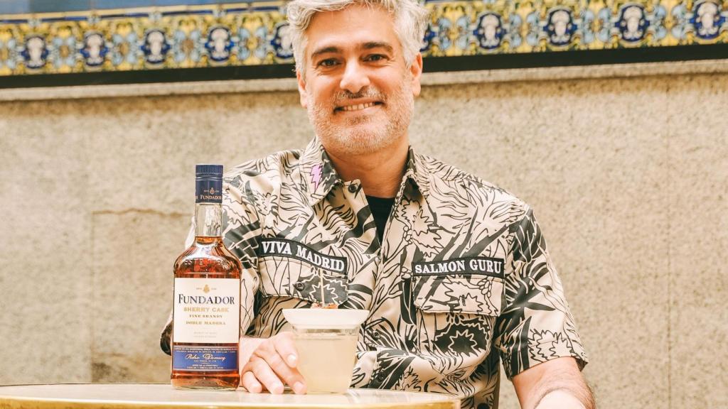 Diego Cabrera, con el cóctel.