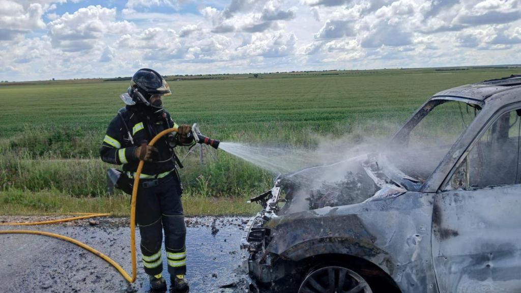 Un vehículo arde en la autovía A-6