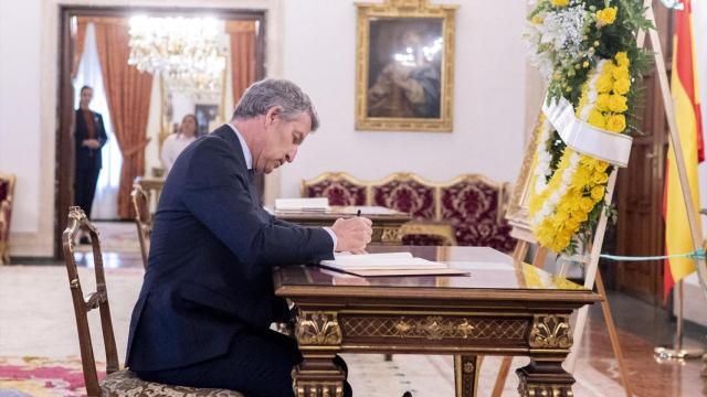 El presidente del PP, Alberto Núñez Feijóo, firma en un libro de condolencias por el fallecimiento del Papa Francisco I.