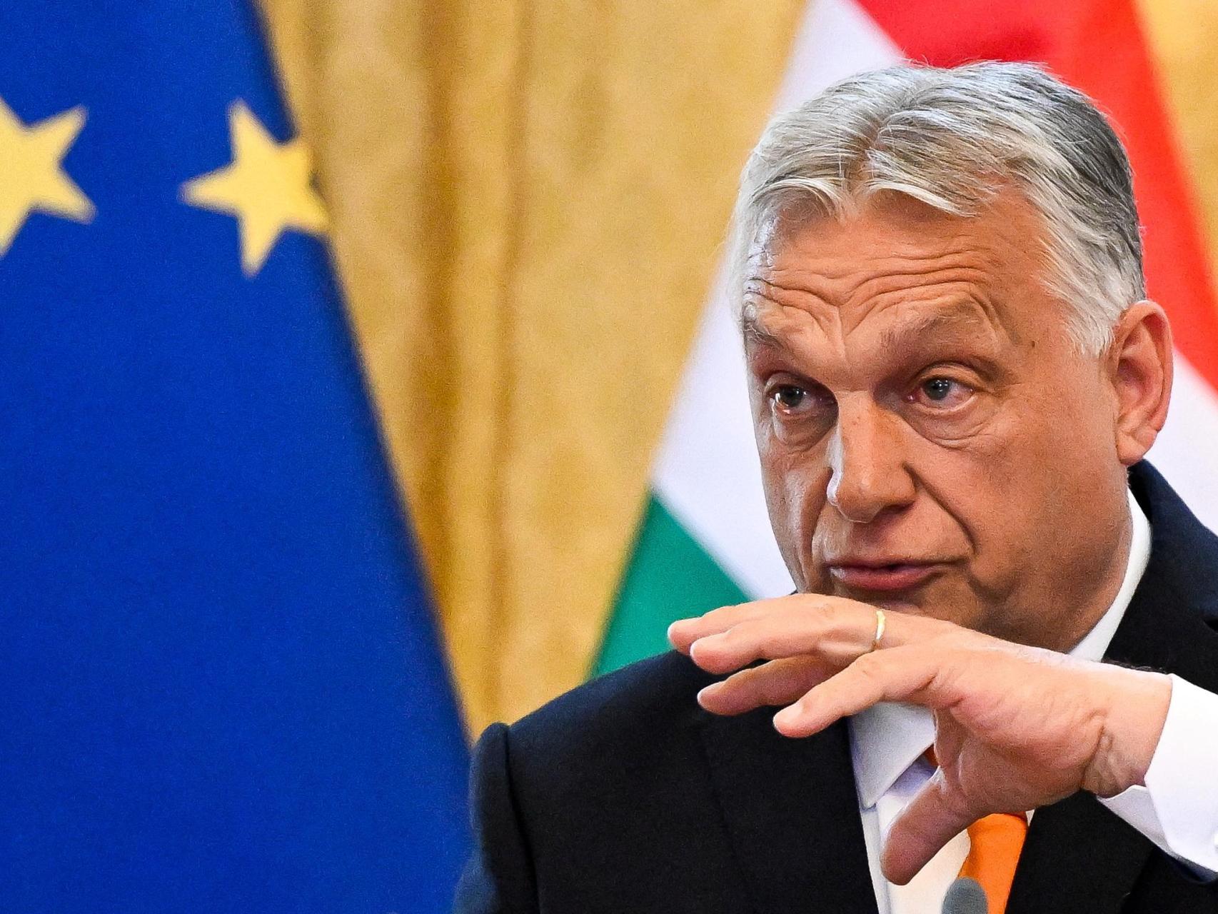 El primer ministro húngaro, Viktor Orbán, gesticula durante una conferencia de prensa con el primer ministro de Eslovaquia, Robert Fico, en Bratislava, Eslovaquia, el 28 de abril de 2025.