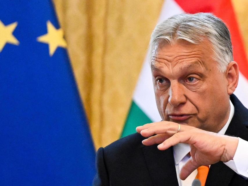 El primer ministro húngaro, Viktor Orbán, gesticula durante una conferencia de prensa con el primer ministro de Eslovaquia, Robert Fico, en Bratislava, Eslovaquia, el 28 de abril de 2025.