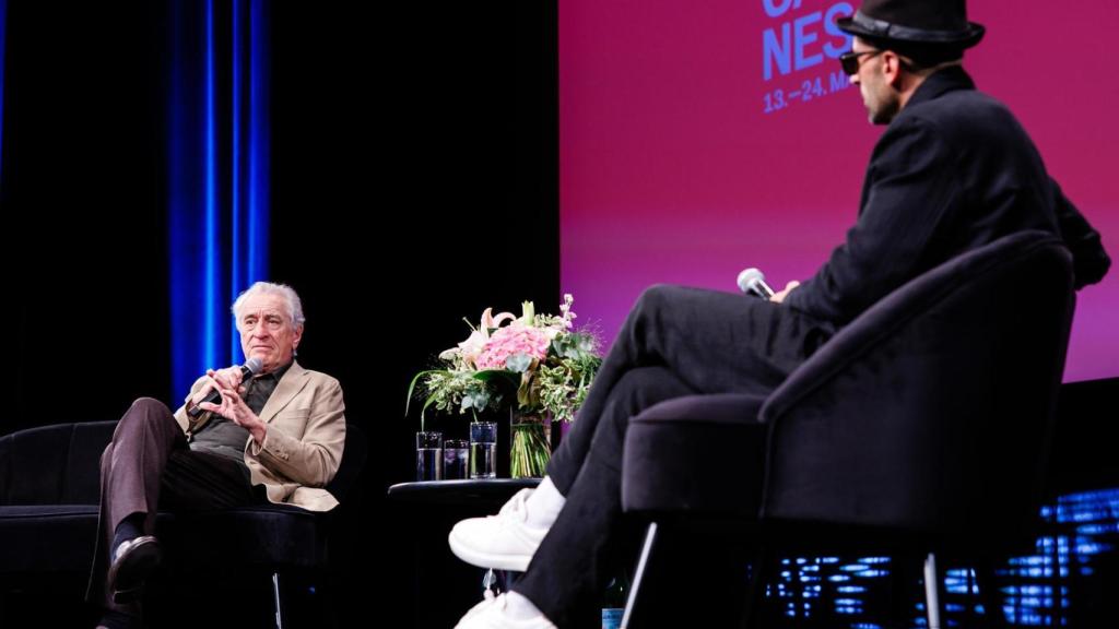 Robert De Niro junto al fotógrafo frances JR durante el encuentro en Cannes. Foto: EFE/EPA/CLEMENS BILAN / POOL