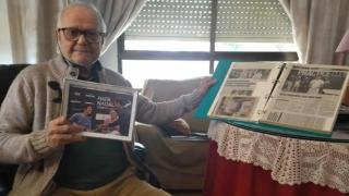 Carlos Alcaraz, abuelo del tenista Carlos Alcaraz, en el salón de su casa de la pedanía murciana de El Palmar, mostrando un álbum con recortes de prensa sobre los éxitos deportivos de su nieto.