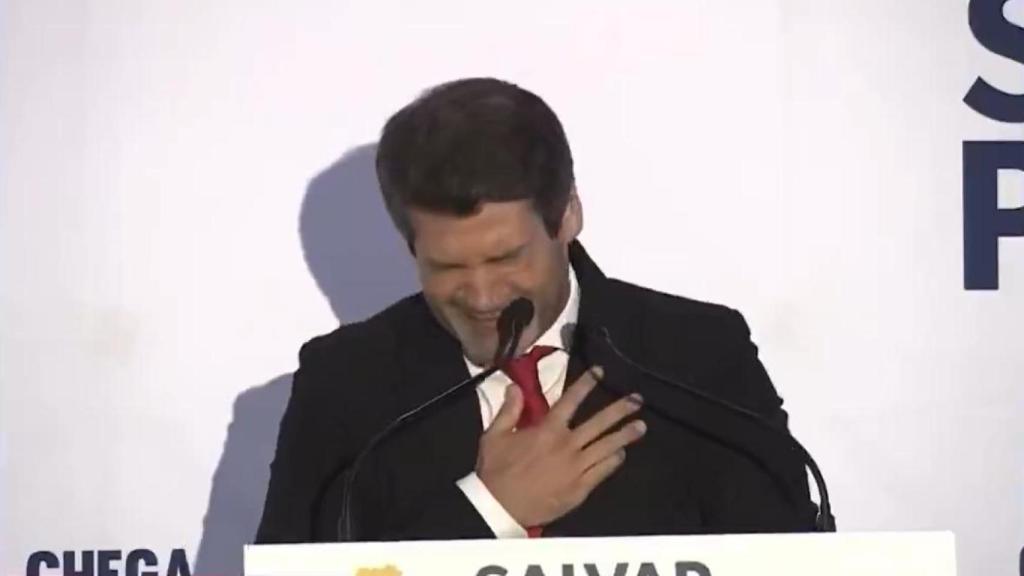 El líder de ultraderecha portugués, André Ventura, se marea en pleno mitin.