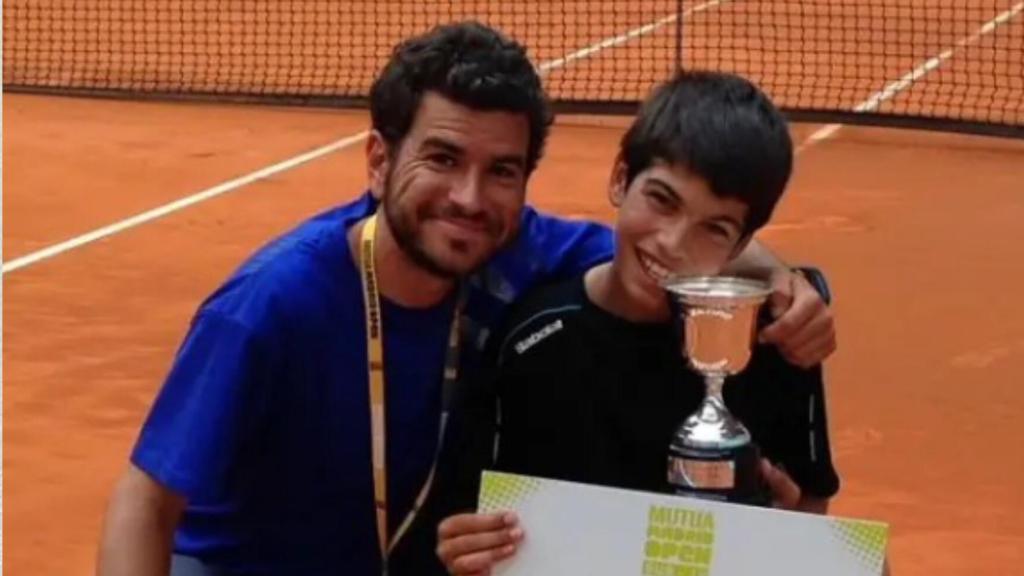 El entrenador de tenis, Carlos Santos, muestra su nuevo libro: 'Alcaraz: La forja de un campeón'; y a la derecha, posa con un pequeño Carlitos en el Mutua Madrid Open.