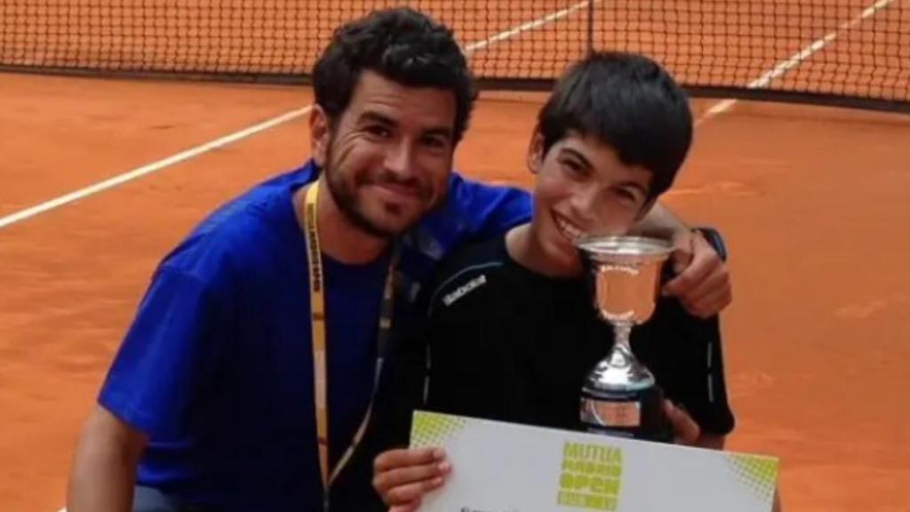 El entrenador de tenis Carlos Santos posa con el pequeño Carlitos en el Mutua Madrid Open