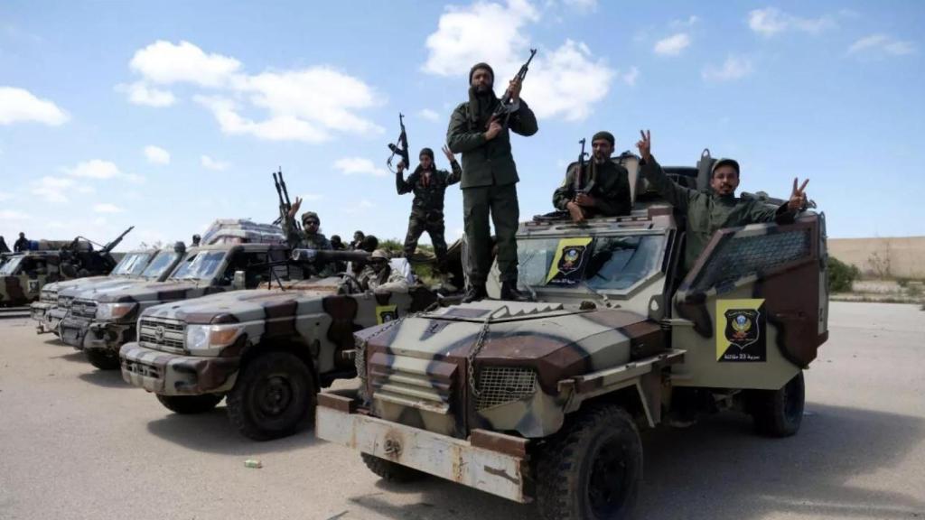 Un miembro del Ejército Nacional de Libia (LNA), comandado por Khalifa Haftar, es visto mientras se dirige a Benghazi para reforzar las tropas que avanzan a Trípoli, en Benghazi, Libia , el 7 de abril de 2019.