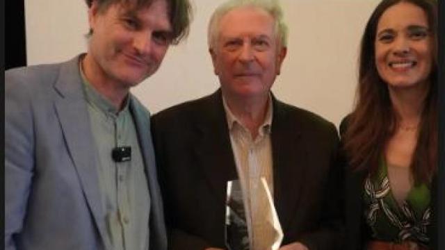 Felipe Romera, uno de los premiados, junto a Alex Che y Alicia Rodríguez, organizadores del foro.