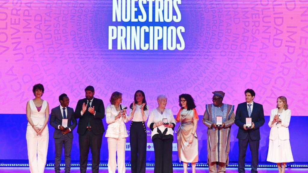 Foto de familia de los galardonados junto a la Reina.