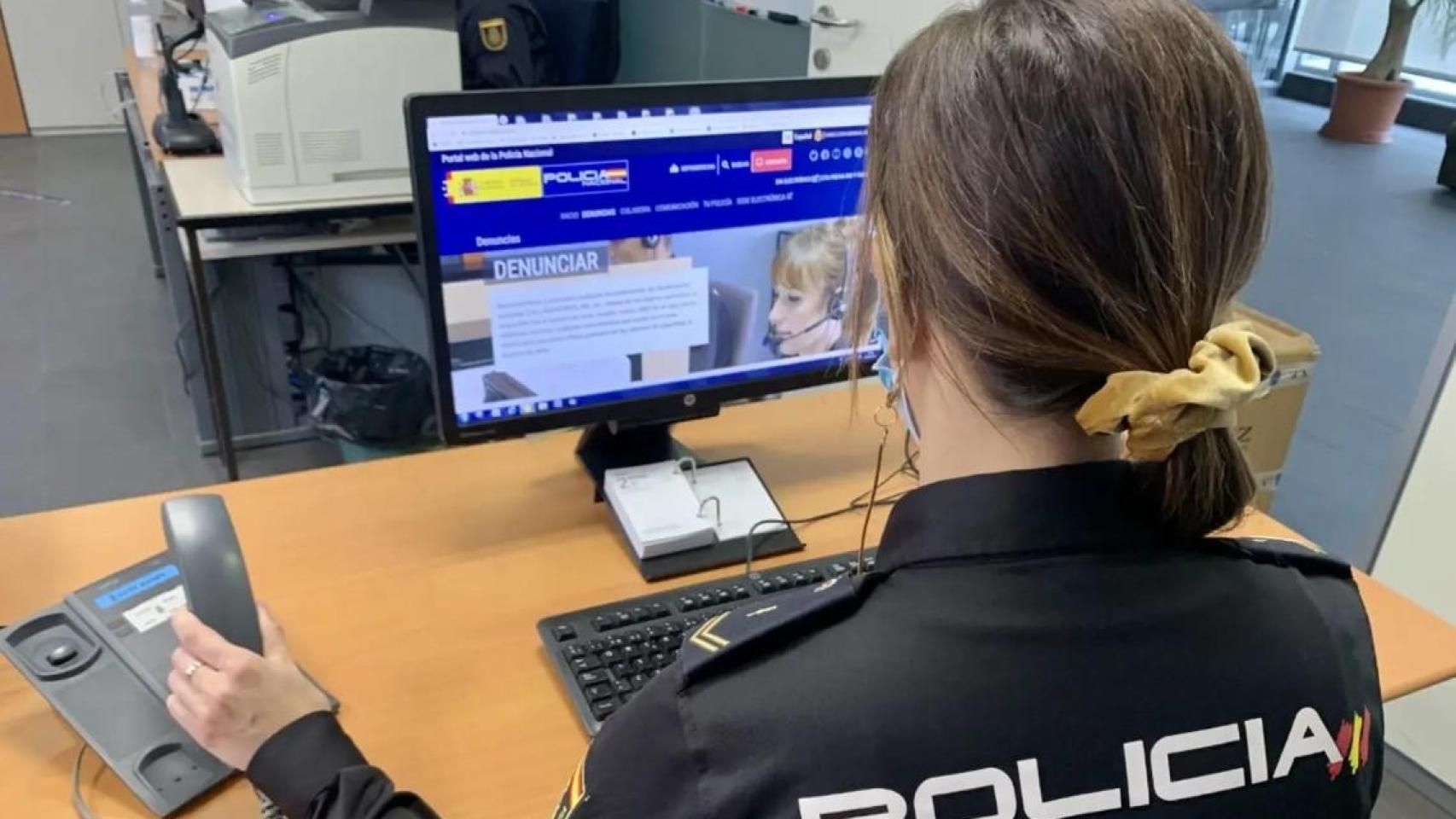 Una agente de la Policía Nacional tramitando una denuncia en una imagen de archivo.