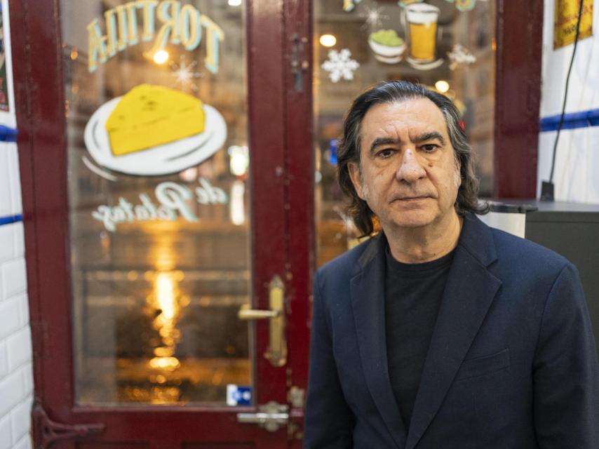 Ángel Antonio Herrera posa en Vinos Sagasta, mítica taberna madrileña de palique y vermús.