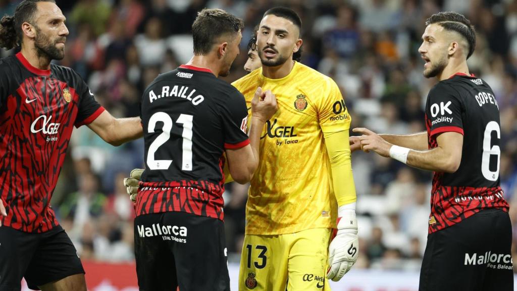 Leo Román es felicitado por sus compañeros durante el Real Madrid - Mallorca
