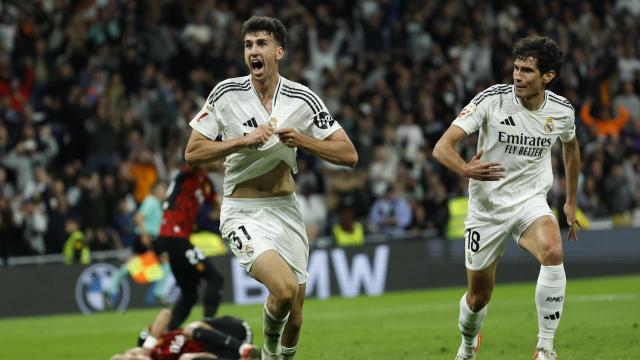 Jacobo Ramón y Vallejo celebran el gol de la victoria contra el Mallorca