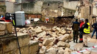 Un muro se desploma en pleno casco histórico de Salamanca y deja atrapadas a dos personas