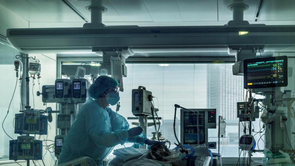 Imagen de archivo de un grupo de profesionales de la UCI del Hospital Universitario de Bellvitge.
