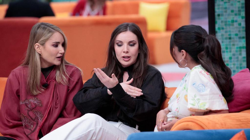 Alba Carrillo, Inés Hernand e Isa Pantoja, en 'La familia de la tele'.