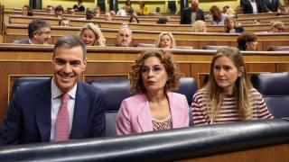 Pedro Sánchez, junto a sus vicepresidentas María Jesús montero y Sarta Aagesen, en el banco azul del Congreso.