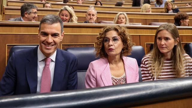 Pedro Sánchez, junto a sus vicepresidentas María Jesús montero y Sarta Aagesen, este miércoles en el Congreso.