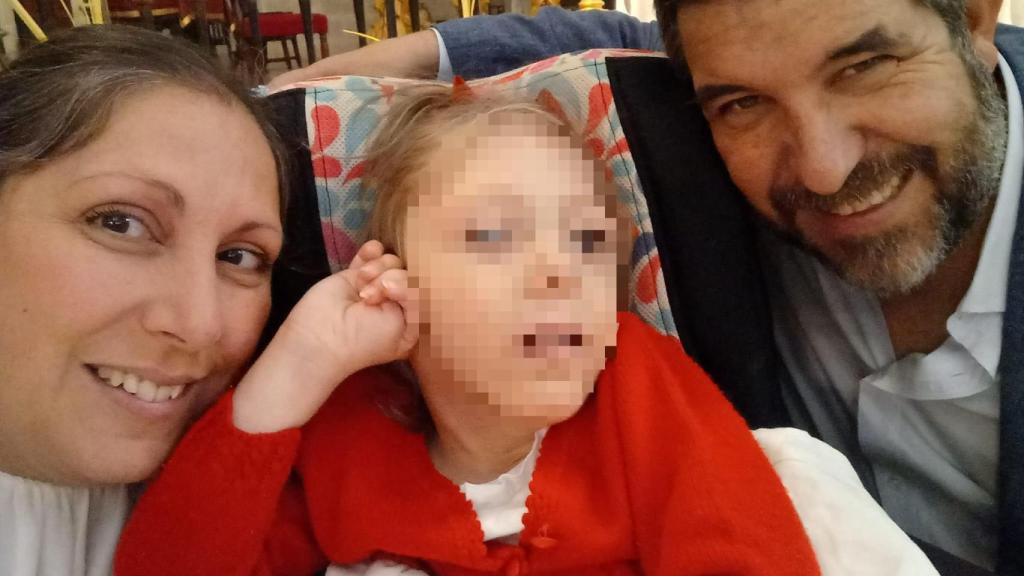 Mercedes junto a su hija Lucía y su marido Gabriel