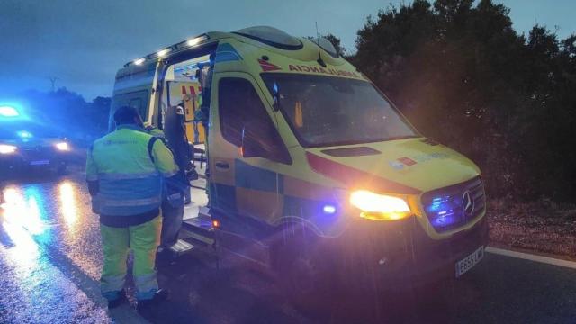 Miembros del SUMMA 112 en el lugar del accidente.