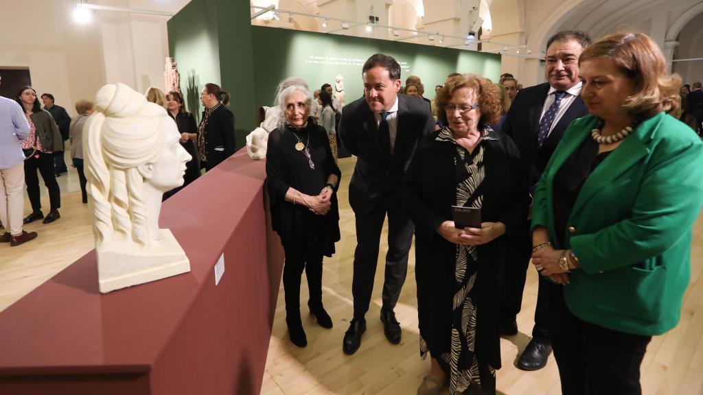 Carlos Velázquez y Conchi Cedillo durante la inauguración de la exposición.