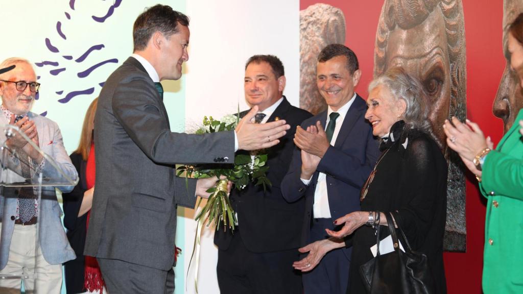 Carlos Velázquez junto a la viuda de Kalato.