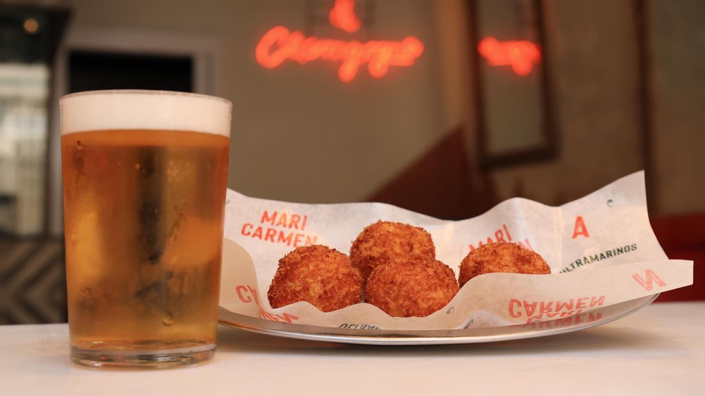 Las sabrosas croquetas y una caña