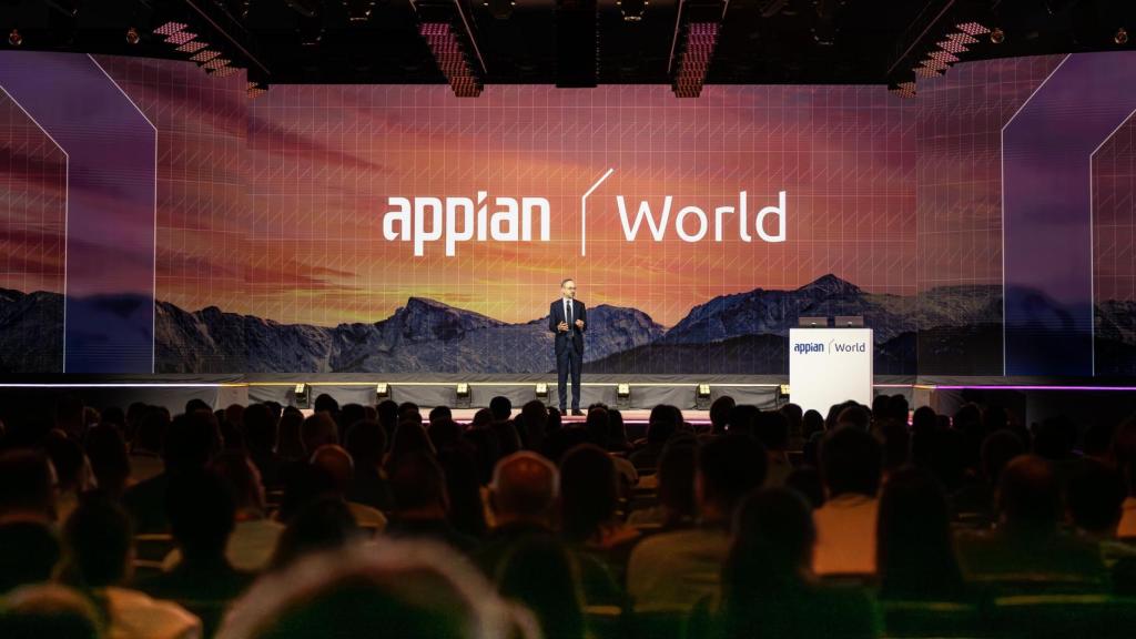 Matt Calkins en la conferencia inaugural de Appian World 2025.