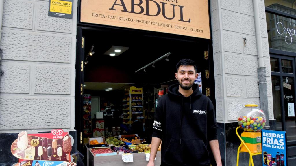 Abdullah Razaq, en la puerta de su tienda de alimentación en la calle San Torcuato